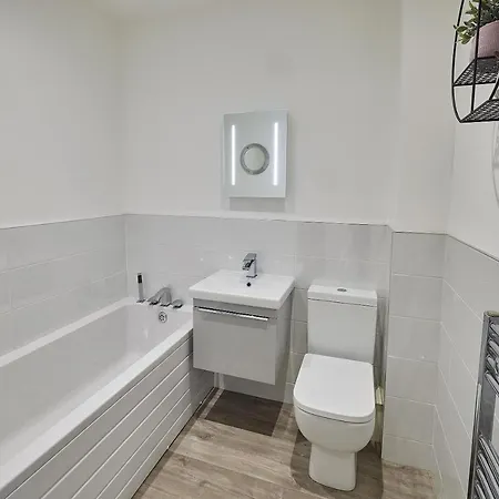 Host & - Pad Apartman